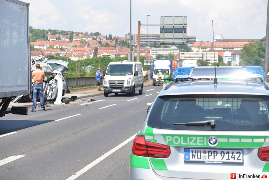 Autofahrer stirbt bei Unfall in Würzburg