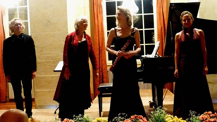 Sie präsentioerten eine besondere Spielart des Kunstliedes (von rechts): Christiane Karg, Sabine Meyer und Liese Klahn. Foto: Ahnert