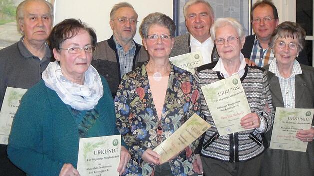 Sie wurden geehrt: Alfred Erhard, R&uuml;diger Wehner und Gottfried Mehnert neben Vorsitzendem Thomas Hammelmann, vorne von links Gisela Hippler, Anke D&ouml;rner, Uta Mehnert, Ingrid Hornauer.  Foto: Gudrun Hammelmann