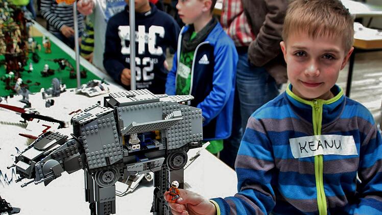 Keanu hat den Kampfläufer " AT-AT" gebaut. Foto: Werner Vogel