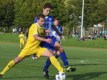 Schiebung: Schulter an Schulter messen sich Thulbas Julian Wüscher (vorne) und Lukas Rottenberger vom FC 06 Bad Kissingen.Hopf