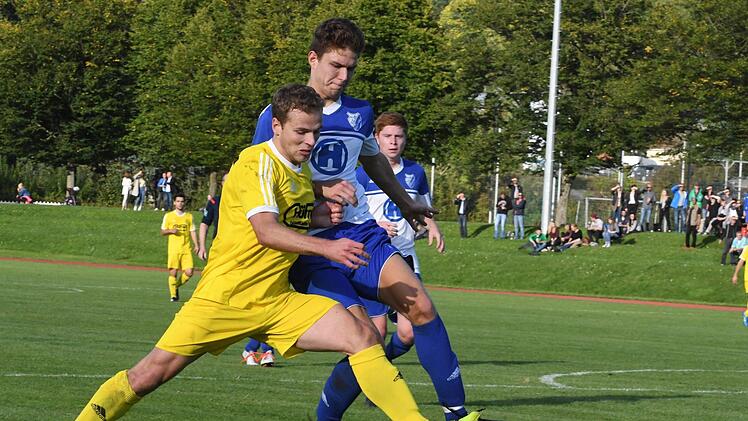 Schiebung: Schulter an Schulter messen sich Thulbas Julian Wüscher (vorne) und Lukas Rottenberger vom FC 06 Bad Kissingen.Hopf