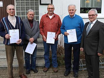 Ehrungen bei den Imkern (v. l.): Herbert Sendelbeck, Werner Kriebel, Peter Kraus,  Emil Köhler und Vorsitzender Richard Rupprecht Franz Galster