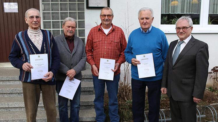 Ehrungen bei den Imkern (v. l.): Herbert Sendelbeck, Werner Kriebel, Peter Kraus,  Emil Köhler und Vorsitzender Richard Rupprecht Franz Galster
