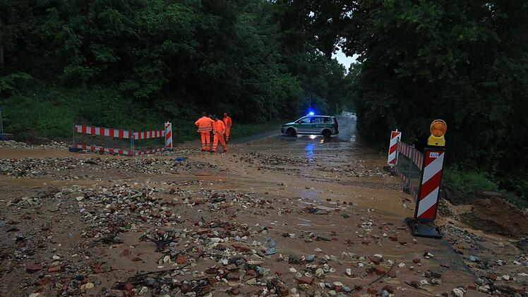 ie Einsatzkräfte der Feuerwehr waren im Dauereinsatz. Am Mittwoch zog ein Unwetter über weite Teile Oberfrankens uns sorgte für überflutete Straßen und vollgelaufene Keller. Erbsengroße Hagelkörner waren auch dabei. Foto:  NEWS5/Merzbach