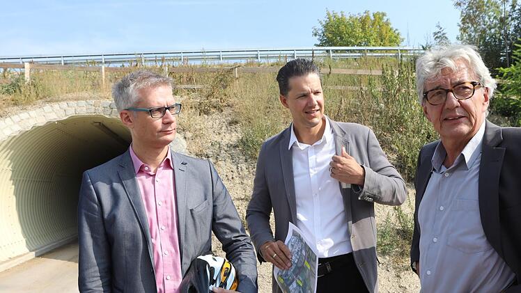 "Gut gemacht", urteilte Tiefbauamtschef Werner Schaup (rechts) nach der Abnahme: Auch OB Uwe Kirschstein (links) und Bauamtschef René Franz zeigten sich zufrieden mit dem Wellstahlrohrdurchlass.