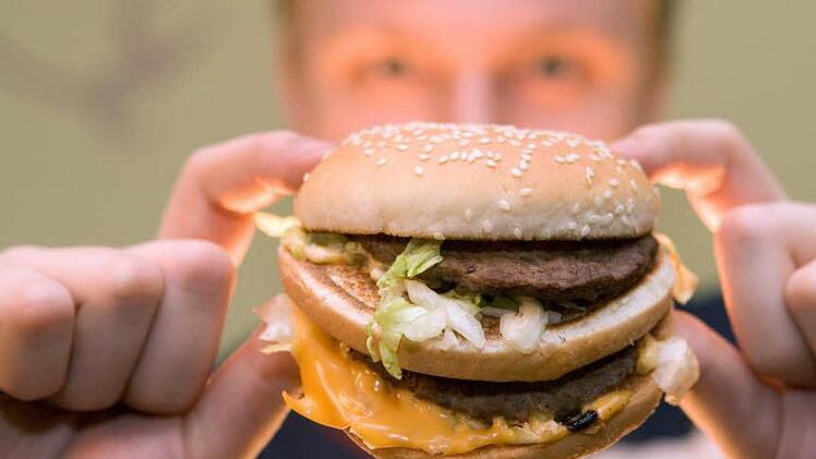 McDonalds ist unangefochtene Nummer eins unter den Burgerketten in Deutschland. Mit mehr als doppelt so vielen Restaurants führen sie gegenüber Konkurrent Burger King. daran will der jetzt aber etwas ändern. Foto: Friso Gentsch dpa/lni