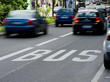 2020 hält einige Reformen im Straßenverkehr parat: Besonders das Halten und Parken soll stärker sanktioniert werden. Symbolfoto: Maurizio Gambarini/dpa