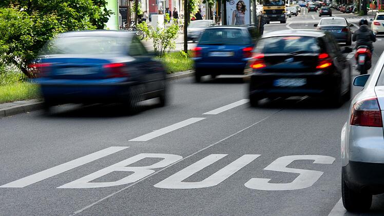2020 hält einige Reformen im Straßenverkehr parat: Besonders das Halten und Parken soll stärker sanktioniert werden. Symbolfoto: Maurizio Gambarini/dpa