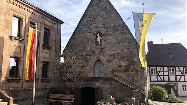 An den Kreuzen vor der Krypta wurden am Volkstrauertag Kränze niedergelegt. Foto: Richard Sänger