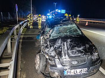 Unfall auf A73 Richtung Bamberg - Auto überschlägt sich Unfall auf A73 Richtung Bamberg - Auto überschlägt sich