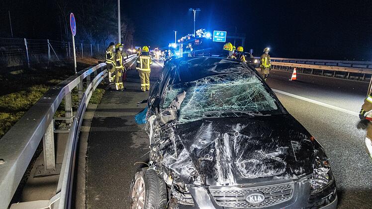 Unfall auf A73 Richtung Bamberg - Auto &uuml;berschl&auml;gt sich