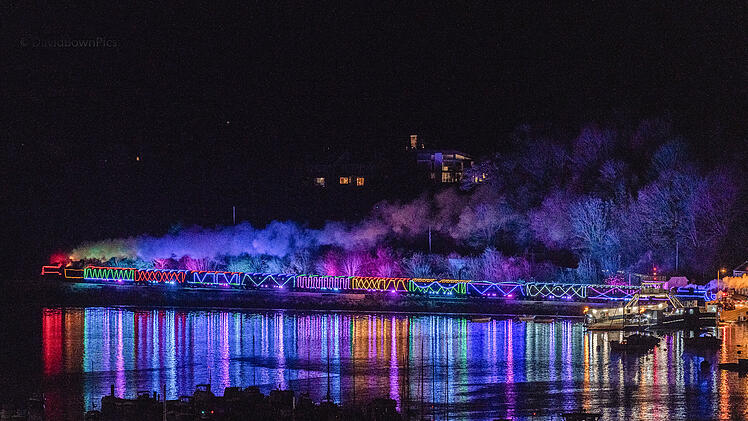 Der "Train of Lights" fährt jedes Jahr durch Teile Englands. Tickets können online gebucht werden. Immer wieder stehen viele Schaulustige an der Strecke.
