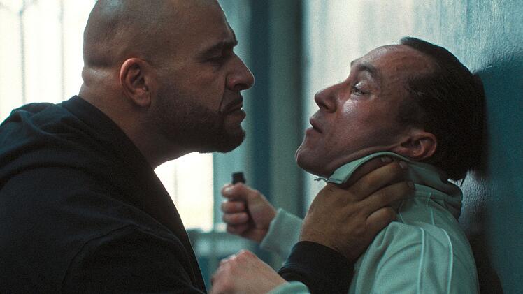 Brutaler Knastalltag: Hassan (Veysel Gelin, links) bedroht Champagner Charlie (Ludwig Trepte).