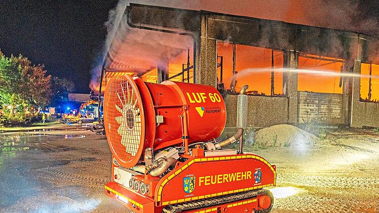 Der L&ouml;schroboter LUF unterst&uuml;tzt die Einsatzkr&auml;fte.
