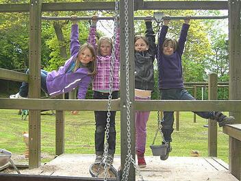 Sie hatten viel Spaß auf dem Abenteuerspielplatz (von links): Senta, Leoni, Michelle und Celine. Fotos: Heike Schülein