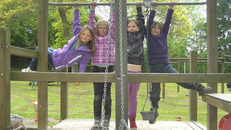 Sie hatten viel Spaß auf dem Abenteuerspielplatz (von links): Senta, Leoni, Michelle und Celine. Fotos: Heike Schülein