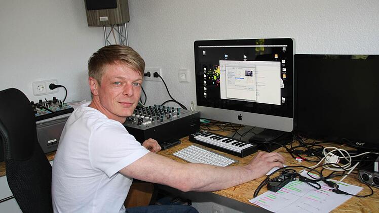 Der Computer, natürlich. Hier bastelt Tobias Rehm an neuen Sounds.