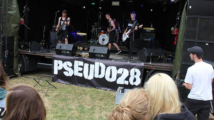 "Pseudo 28" eröffnete das Festival schwungvoll: die Lichttraversen wackelten, Gitarrensaiten rissen.