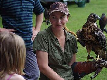 Falknerin Alexa Feder-Meininghaus mit einem ihrer Tiere beim Wildparkfest. Fotos: Klaus Werner