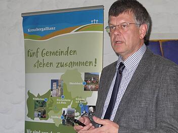 Dr. Jochen Karl vom Büro IB Umweltplanung informierte die Stadt- und Gemeinderäte der Mitgliedsgemeinden der Kreuzbergallianz über den Sachstand zur Innenentwicklung und die weiteren Pläne.  Foto: Marion Eckert