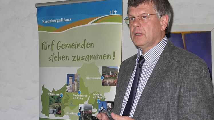 Dr. Jochen Karl vom Büro IB Umweltplanung informierte die Stadt- und Gemeinderäte der Mitgliedsgemeinden der Kreuzbergallianz über den Sachstand zur Innenentwicklung und die weiteren Pläne.  Foto: Marion Eckert