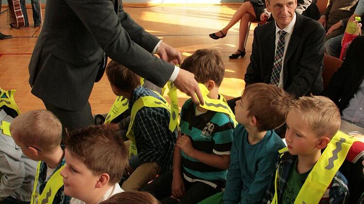 Übergabe der Sicherheitsdreiecke zum Schulanfang 2014 in Münnerstadt. Fotos: Paul Ziegler/Heike Beudert