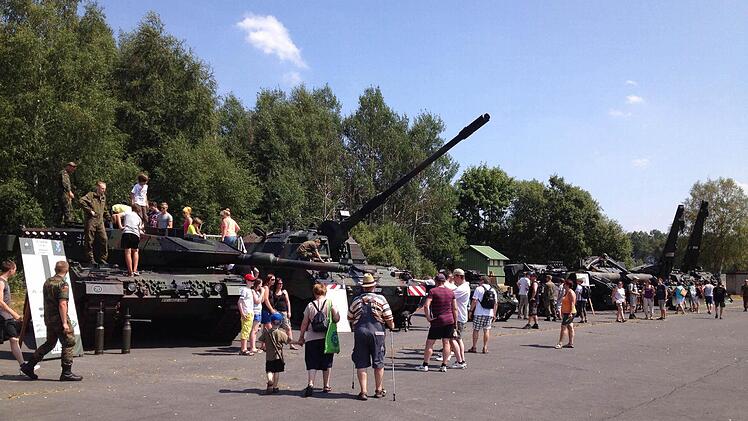 Auf der Suche nach mehreren touristischen Standbeinen: Bisher wird Wildflecken nach wie vor vor allem als Garnisonsgemeinde wahrgenommen. Entsprechende Veranstaltungen kommen auch gut an. Archivfoto: Sebastian Schmitt