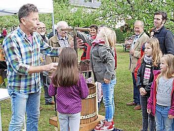 Peter Schütz, der die handbetriebene Obstpresse vorführte, war beim Apfelfest in Schwarzach eine beliebte Anlaufstelle für die Kinder. Fotos: Karl Klippel