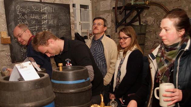 Man durfte selbst zapfen und auch das weibliche Geschlecht lie&szlig; sich die verschiedenen Biersorten munden.