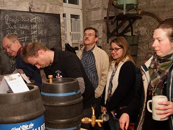 Man durfte selbst zapfen und auch das weibliche Geschlecht ließ sich die verschiedenen Biersorten munden.