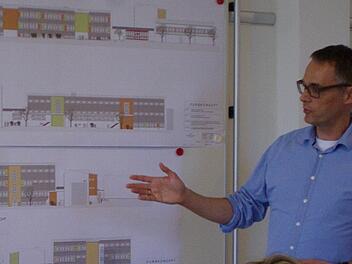 René Müller (rechts) vom Architektenbüro Haase erläuterte im Gemeinderat Elfershausen die Farbgebung und Metallplattenauflage an der Johannes-Petri-Schule. Foto: Winfried Ehling