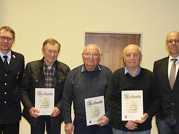 Ehrungen bei der Freiwilligen Feuerwehr in Oberbach (von links): Kommandant Christoph Schmitt, Bernhard Martin, Adolf Lieb, Werner Rüttiger und Bürgermeister Gerd Kleinhenz.  Foto: Sebastian Schmitt-Mathea
