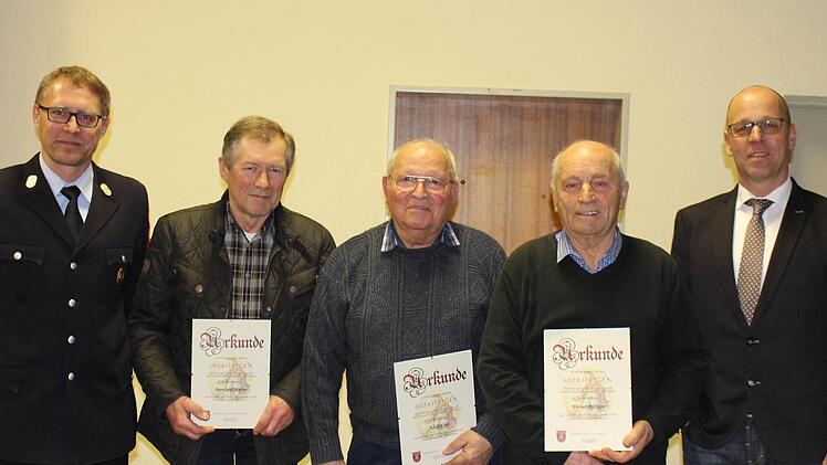 Ehrungen bei der Freiwilligen Feuerwehr in Oberbach (von links): Kommandant Christoph Schmitt, Bernhard Martin, Adolf Lieb, Werner Rüttiger und Bürgermeister Gerd Kleinhenz.  Foto: Sebastian Schmitt-Mathea