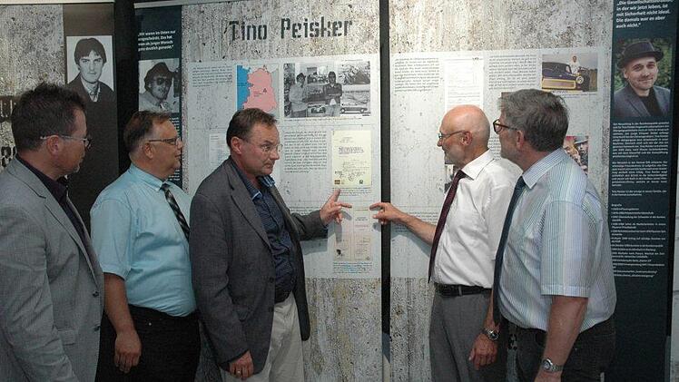 Interessiert begutachteten Stefan Hinterleitner, Bm Martin Stingl, Prof. Michael Gehler, Sonneberger Landrat a.D. Reiner Sesselmann und Coburger Landrat Michael Busch (von links) die Ausstellungen. Foto: Edwin Meißinger
