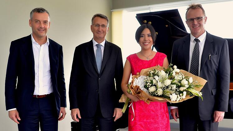 Michael Zeck, den deutschen Botschafter Peter Prügel, die Pianistin Caroline Fischer, Dirk Braun-Friderici