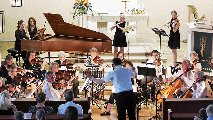 Die Mitglieder des Kammerorchesters mit Solisten beim letzten Konzert "Junge Solisten" Fotos: privat
