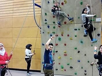 Die Schulsanit&auml;ter aus Herzogenaurach an der Kletterwand Foto: Harald Merz