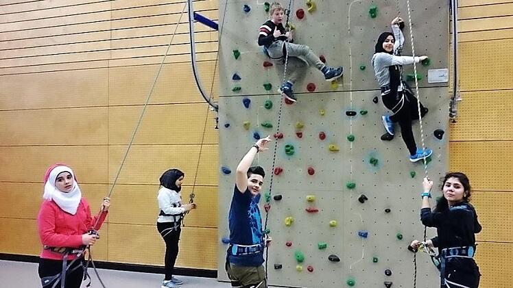 Die Schulsanit&auml;ter aus Herzogenaurach an der Kletterwand Foto: Harald Merz
