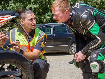 Da die meisten Motorradkontrolleure selbst Biker sind, finden sie rasch heraus, wo zu viel Tuning im Spiel ist. Foto: Andreas Hofbauer