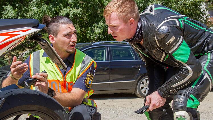 Da die meisten Motorradkontrolleure selbst Biker sind, finden sie rasch heraus, wo zu viel Tuning im Spiel ist. Foto: Andreas Hofbauer