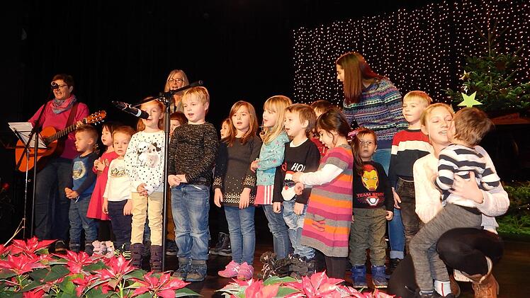 Der Montessori-Chor sorgte für musikalische Unterhaltung bei der Senioren-Weihnachtsfeier der Stadt Kulmbach.Horst Wunner