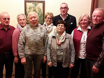 Der Heimat- und Wanderverein Aschach ehrte zahlreiche Mitglieder f&uuml;r ihre Vereinstreue (von links): Hermann Zirk, 1. Vorsitzende Herta M&uuml;ller, Heinz Krausenberger, Gudrun Lochner, Renate Neugebauer, 1. B&uuml;rgermeister Andreas Sandwall, Edeltraud und Achim Borst.Reinhold Gabel