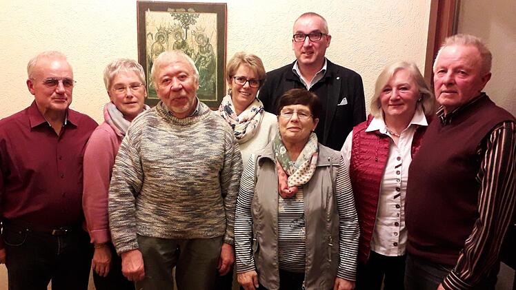 Der Heimat- und Wanderverein Aschach ehrte zahlreiche Mitglieder für ihre Vereinstreue (von links): Hermann Zirk, 1. Vorsitzende Herta Müller, Heinz Krausenberger, Gudrun Lochner, Renate Neugebauer, 1. Bürgermeister Andreas Sandwall, Edeltraud und Achim Borst.Reinhold Gabel