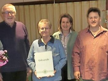 F&uuml;r 25-j&auml;hrige Mitgliedschaft wurde Karola Haueis (Mitte) ausgezeichnet. Mit im Bild (von links): Vorsitzender Klaus-Peter Kugler, Schriftf&uuml;hrer Werner R&ouml;del, B&uuml;rgermeisterin Doris Leithner-Bisani, Zweiter Vorsitzender Klaus G&ouml;tz und Kassiererin Monika Bittermann Foto: Tobias Braunersreuther