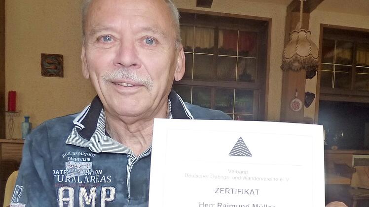 Raimund Müller mit dem Zertifikat, das ihn schon 2004 als Wanderführer ausweist
