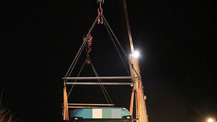 Tanklaster verkeilt sich - Spektakul&auml;re Bergung auf der B289 bei Gro&szlig;heirath