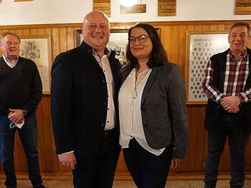 Georg Seiffert strebt zweite Amtszeit als Bürgermeister für die Stadt Bischofsheim an. Das Bild zeigt ihn mit seiner Frau Michaela und den beiden Ortsvorsitzenden (links) Paul Dinkel (CSU Unterweißenbrunn) und rechts Manfred Markert (CSU Bischofsheim). Foto: Marion Eckert