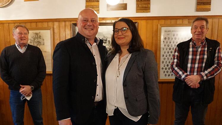 Georg Seiffert strebt zweite Amtszeit als Bürgermeister für die Stadt Bischofsheim an. Das Bild zeigt ihn mit seiner Frau Michaela und den beiden Ortsvorsitzenden (links) Paul Dinkel (CSU Unterweißenbrunn) und rechts Manfred Markert (CSU Bischofsheim). Foto: Marion Eckert