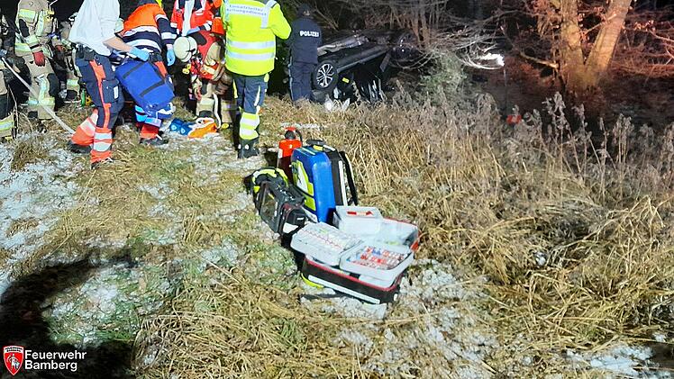 Bamberg-Gereuth: Auto &uuml;berschl&auml;gt sich am Silvesterabend auf Feldweg